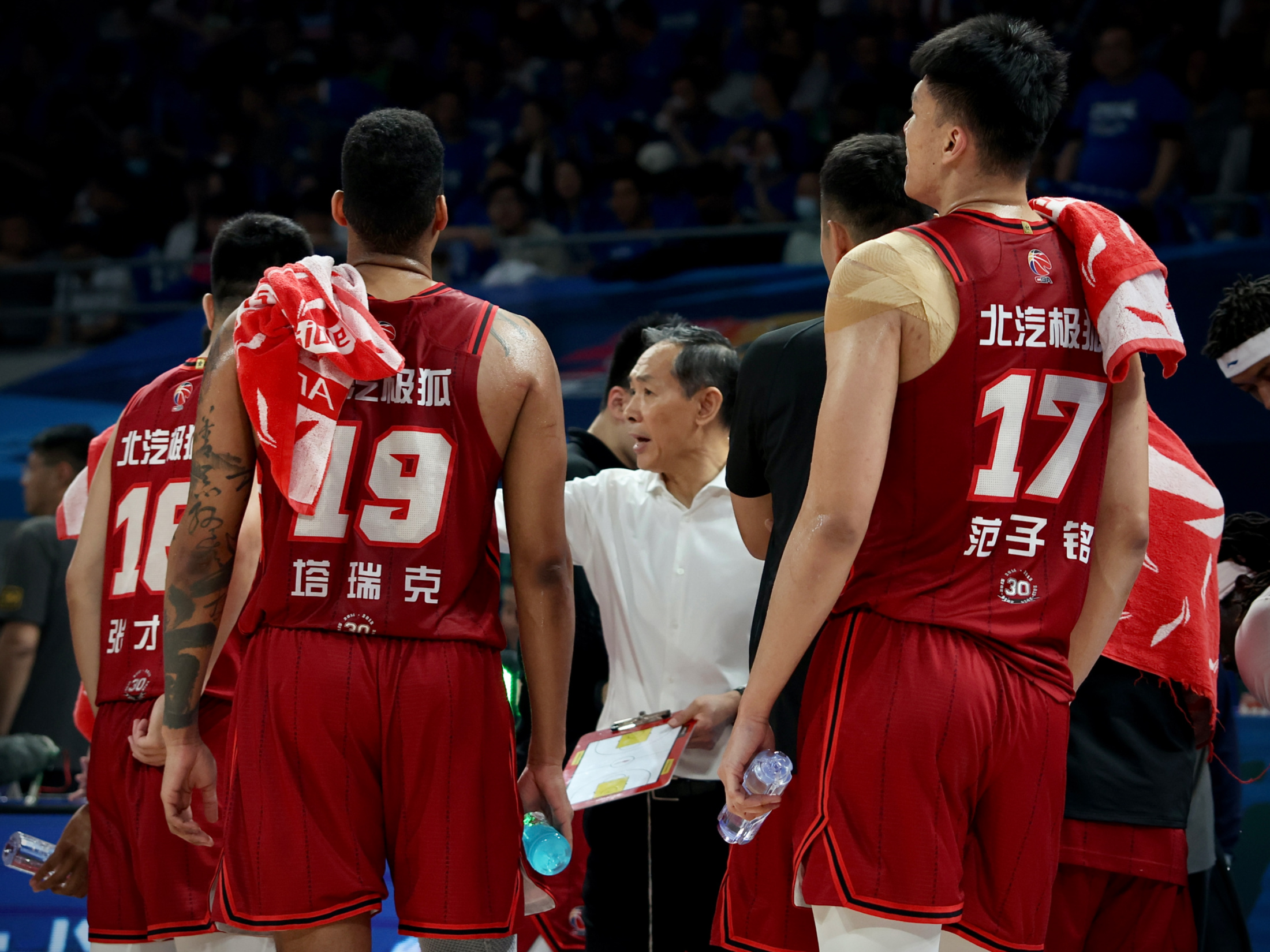 九游中国官网-关键时刻CBA季后赛传出新动向,上海海港迎来里程碑,管理层表态——球迷炸锅,更衣室氛围转暖的简单介绍